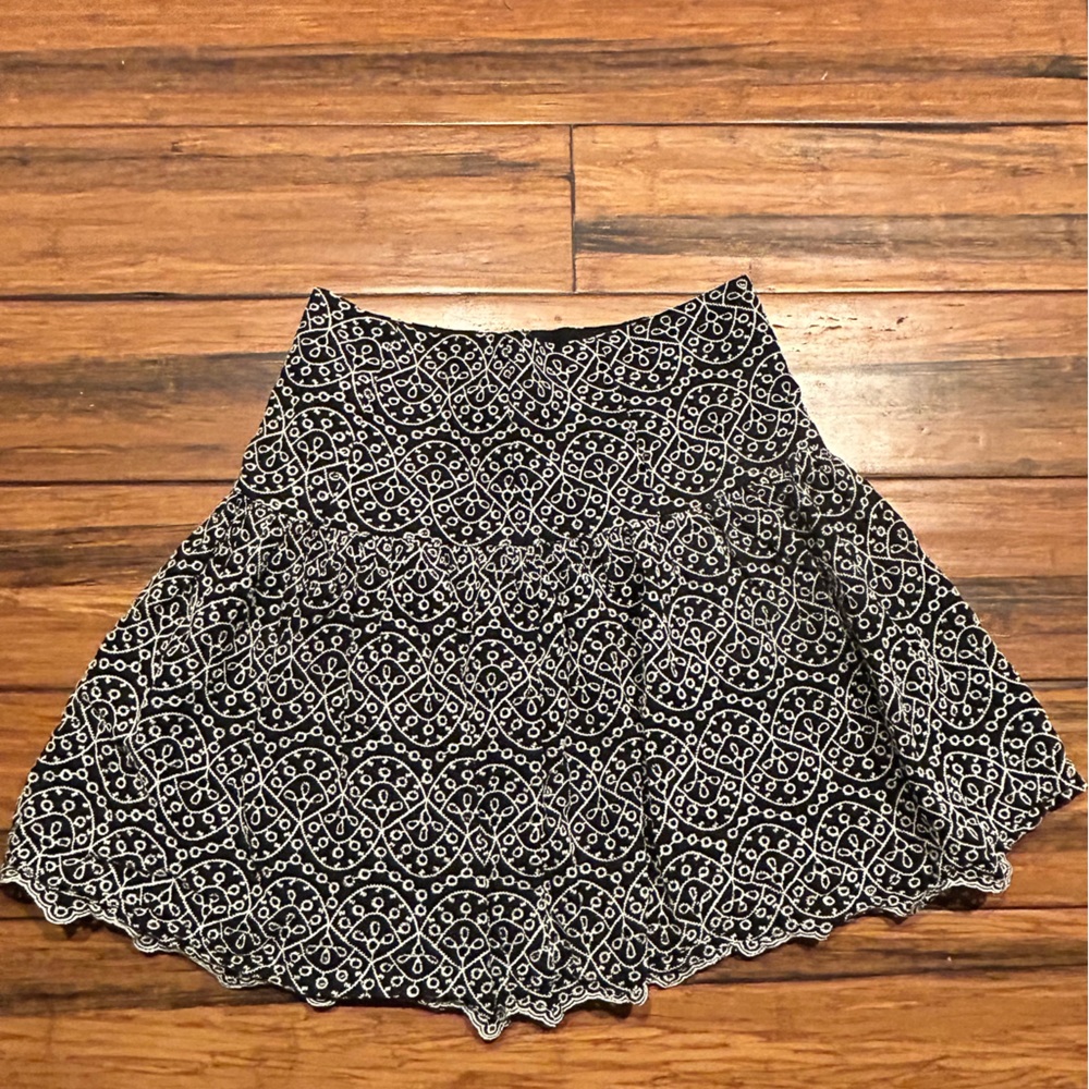 Express black/white high waisted, Scalloped, Eyelet side zip skirt. Size 00.
